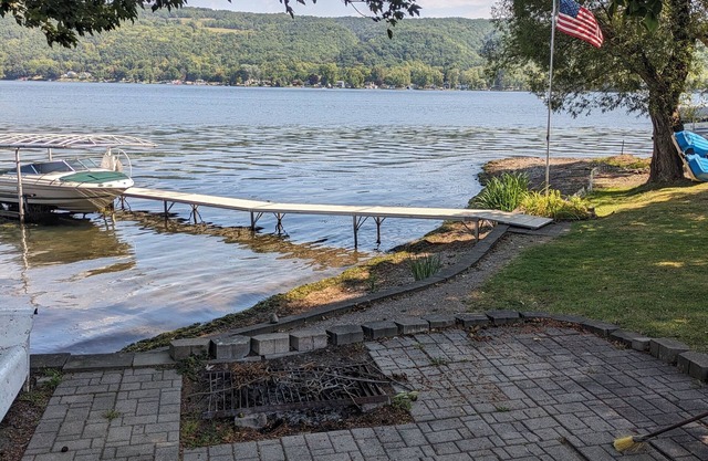 Bleib am See! Gemütliches Ferienhaus am Honeoye Lake.
