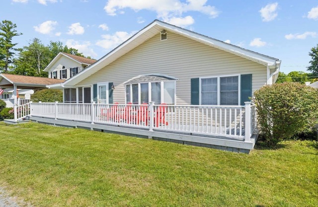 Honeoye Lakefront | Kayak | 4 BR | Fire Pit | FLX
