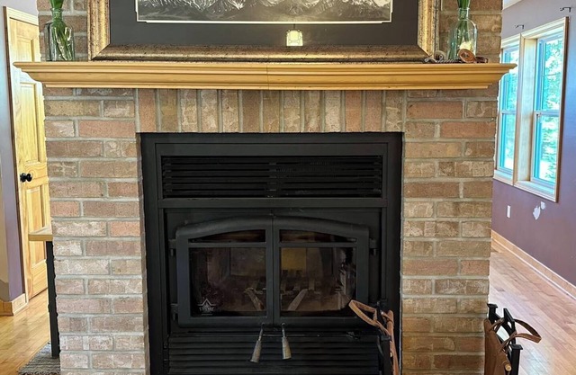 Honey Homestead, 6 bedrooms, sleeps 11! Working farm. Perfect place to unplug.