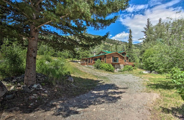 'Honey's' Cabin in McLeod: Fish, Hike & Views!