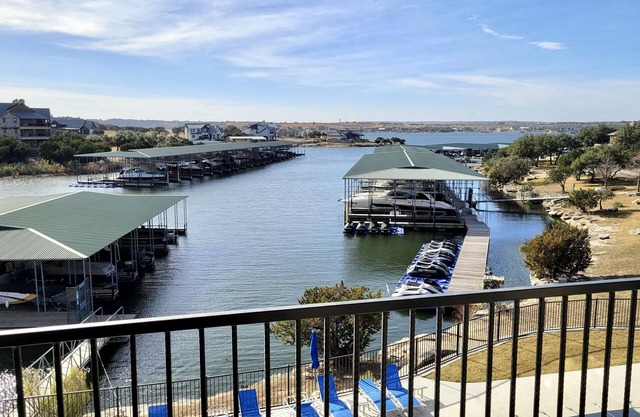 "Honey's Place" Waterfront Condo