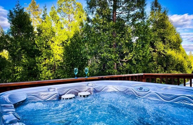 Honeybee Hive/HOT TUB/BBQ/8 minutes to Bass Lake/Sleeps up to 6