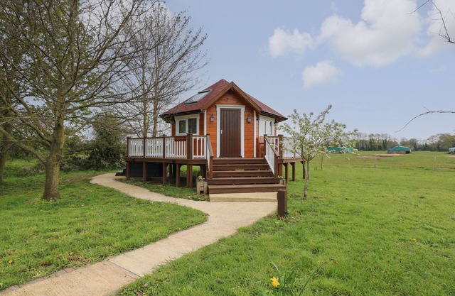 HONEYBEE RETREAT, romantic, with hot tub in Upper Marham