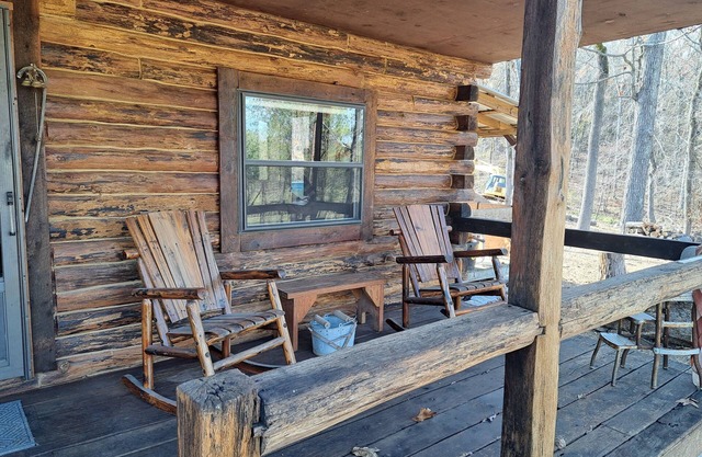 HONEYCOMB HIVE. Secluded cabin in the woods, 1.5 miles to river and downtown