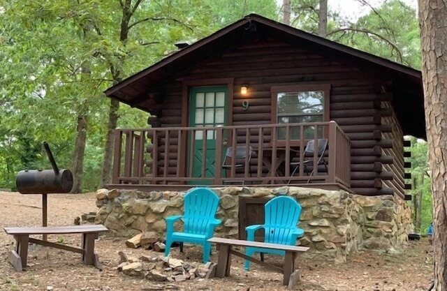 Honeymoon Cabin sleeps 2 Guest, on Stocked pond, NEAR the Lake!