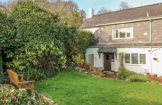 HONEYSUCKLE COTTAGE, pet friendly, with pool in Marldon
