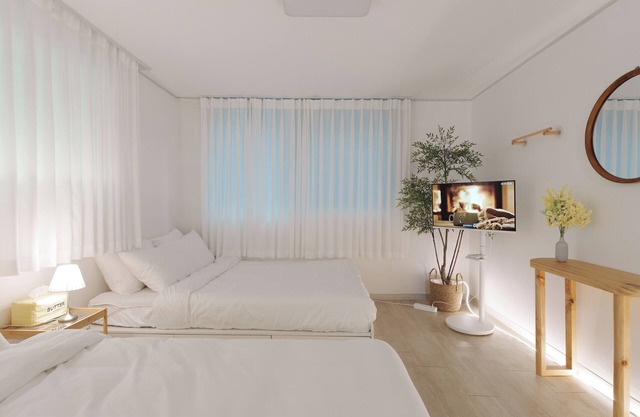 Hongdae, Cafe Street, Free Breakfast, Luggage keep