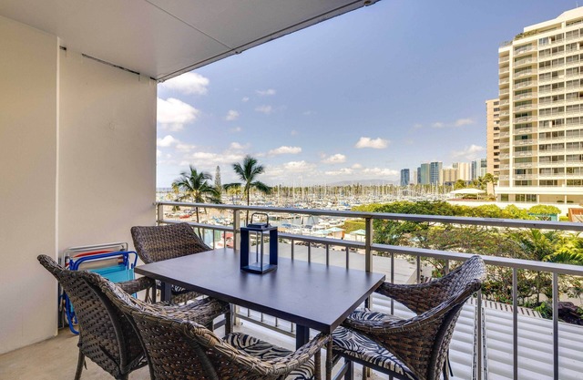 Honolulu Studio w/ Ocean View: Parking Included!