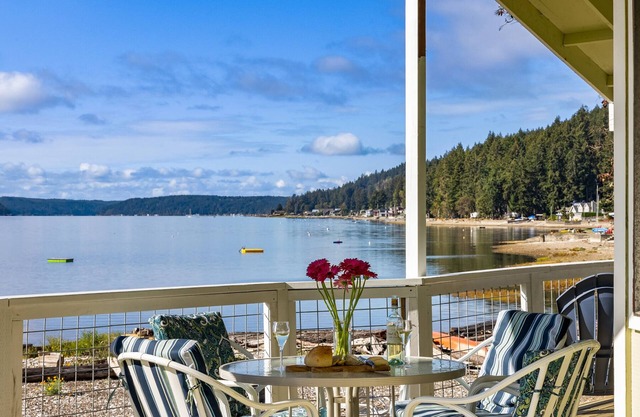 Hood Canal Beach house, Low bank waterfront, enjoy nature from your deck
