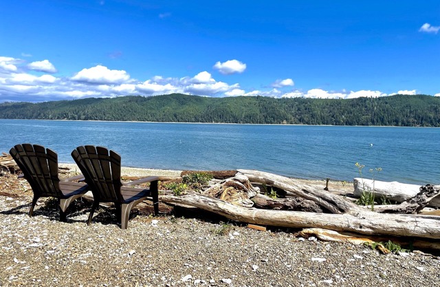 Hood Canal beachfront getaway w/hot tub and kayaking!