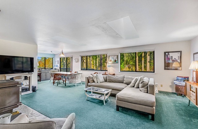 Hood Canal close to the beach with wraparound deck, pool table & fireplace