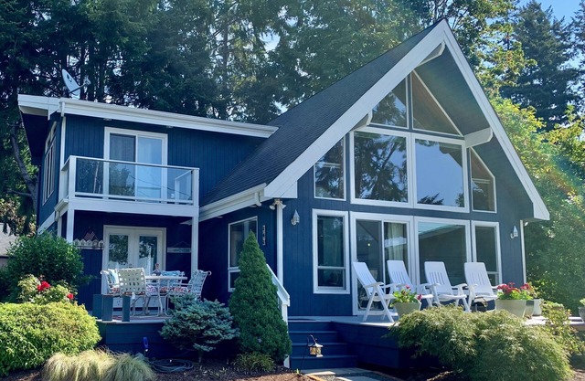 Hood Canal "Seaside Chalet". Beautifully updated and decorated. Lovely setting!