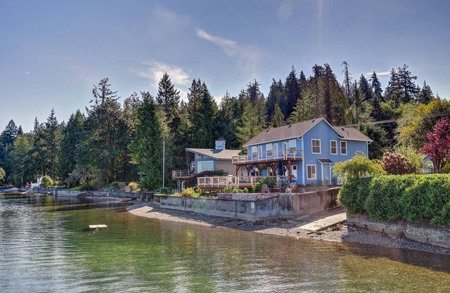 Hood Canal waterfront five bedrooms hottub watercrafts boat launch Olympic view