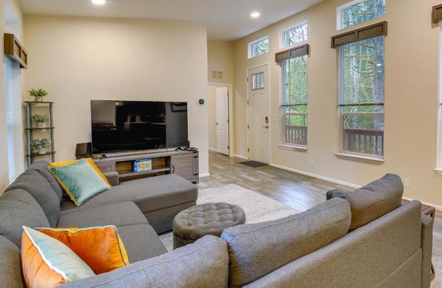 Hoodsport Vacation Rental with Private Lake Access!