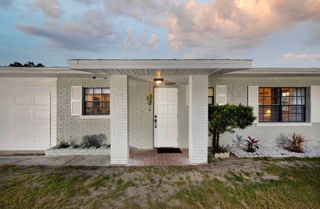 Lakefront Home w/ Screened Porch & Grill