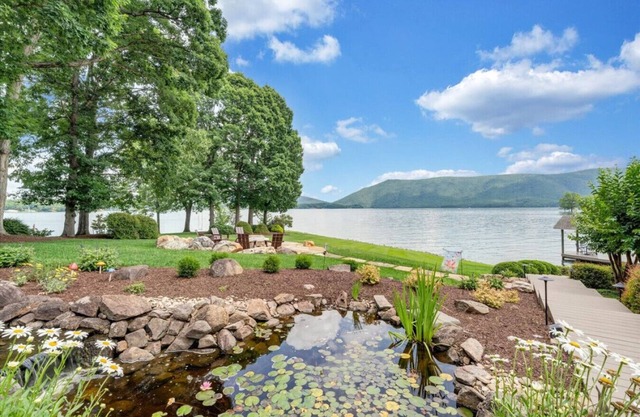 Hook & Paddle - Luxury home on SML with kayaks and private dock.