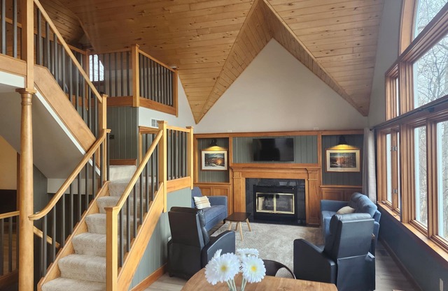 Spacious Lake Roosevelt Cabin with 120' Shoreline, Sleeps 12, Pontoon Available