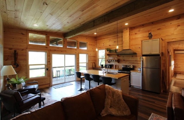 HootnHoller at this secluded 3-bedroom cabin on beautiful Caney Lake.