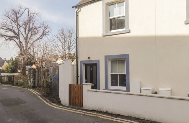 HOPE COTTAGE, country holiday cottage, with a garden in Hythe