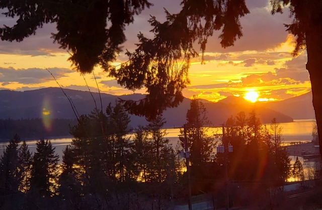 HOFFNUNG, IDAHO HOME Nur einen Block vom Lake Pend Oreille entfernt mit tollem Seeblick !!!