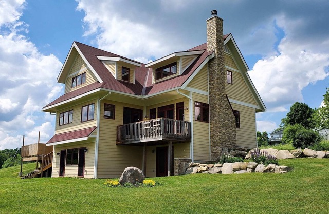 Horn Hill Retreat - HOT TUB, SAUNA, GREAT OUTDOOR SPACE!