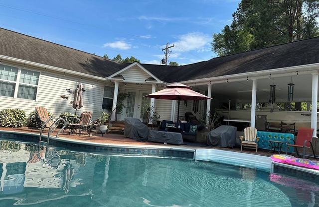 Horse country in a beautiful, cozy, pool house. You will love your stay.