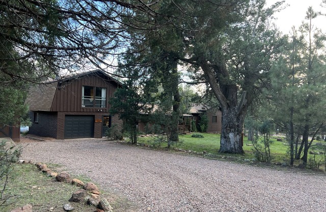 Horse friendly Mountain Hideaway under the rim with scenic views!