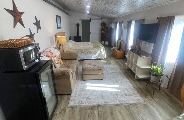Horse retreat & RV right off I-44 with horse stable available. #2