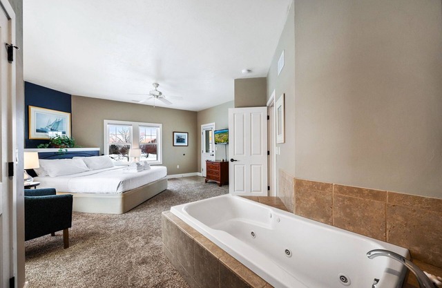 Horseshoe Bay Club Cottage #2-Inclusive Golf Course and Club Access!