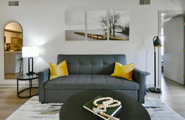 Horseshoe Valley Bliss - Luxe Condo Retreat with Jacuzzi - Top Floor Romance - Self-Check-in - Indoor & Outdoor Heated Pool Haven
