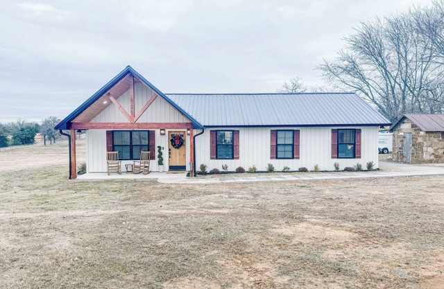 Horton Lodge Charming new 3-bedroom 2 bath lodge with WiFi in serene Stigler