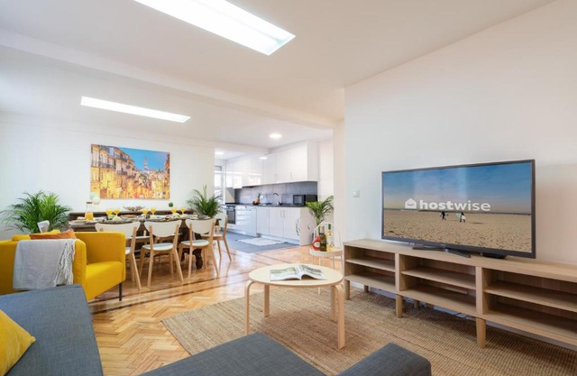 Host Wise - Spacious Fresh Flat w Terrace - Near Sea