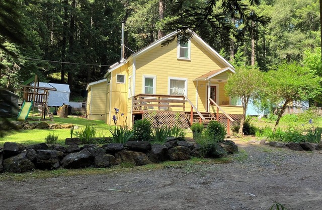 Hosted Stay-Room in Beautiful Historic Home - Close to Wine Waves & Woods