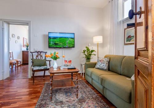 Hostly-San Giuseppe Luxury Apartment-By the Tower