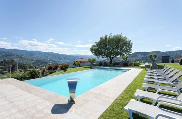 HostWise – Douro View Villa w/ 10 Suites and Pool