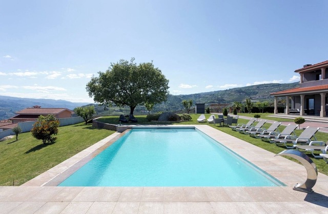 HostWise – Douro View Villa w/ 10 Suites and Pool