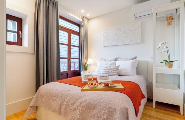 HostWise - Bright and Cozy Flat w/ Balcony