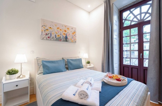 HostWise - Bright Flat w/ Balcony