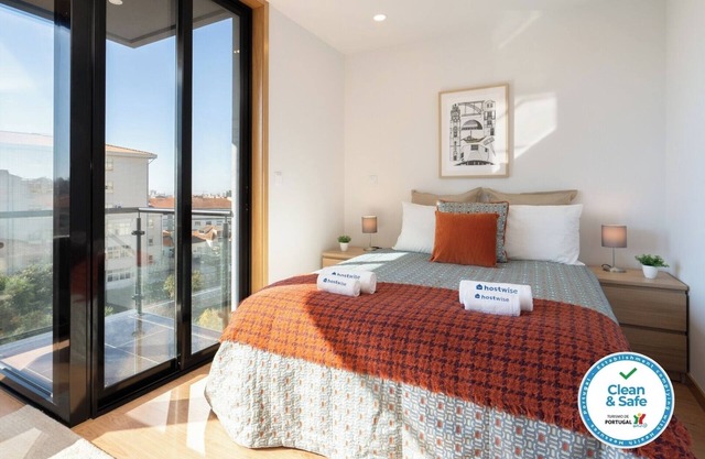 HostWise - Gorgeous Bright Flat w/ Balcony