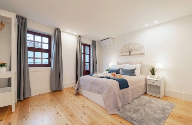HostWise - Sunny Flat w/ Balcony
