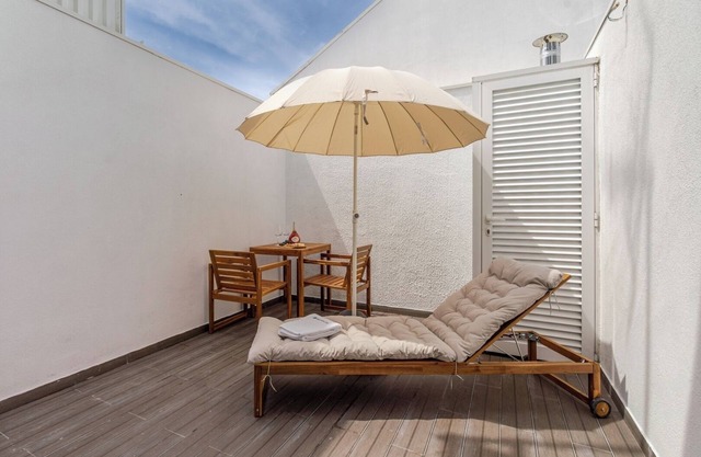HostWise - Terrace Studios and Bright Duplex
