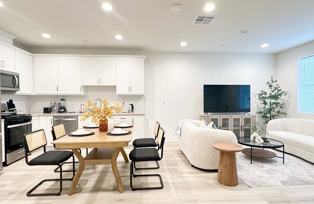 Hot pool comfort 3 bedroom and 3 bath Villa close to Ontario airport