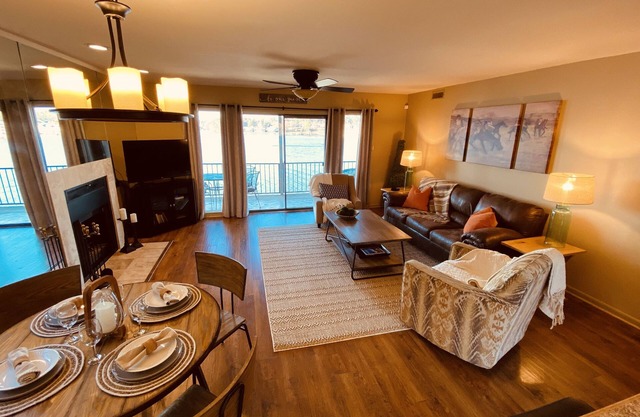 Hot Springs lakefront 2 bedroom condo 4 miles to Oaklawn and with boat slip!