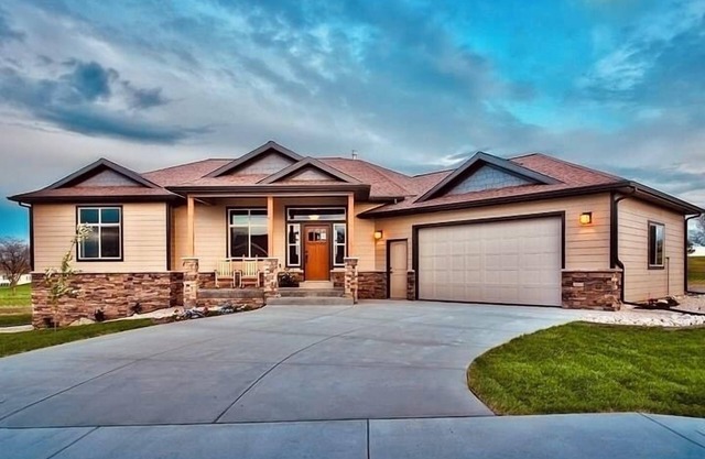 Hot Tub + 1,600 sq ft Golf-Course Patio Game Room & Luxury Living