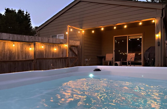 Hot Tub/2 King Beds/Coffee Bar/Free EV Charger - Family & Infant Friendly