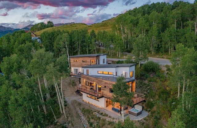 | Hot Tub | 270 deg views | Fire pit