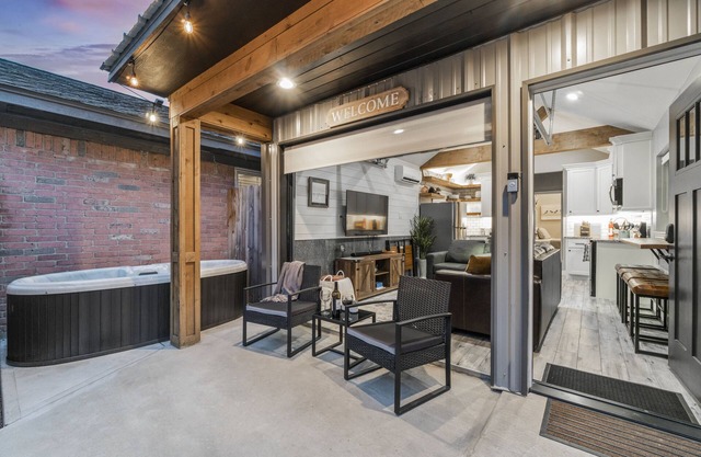 HOT TUB! 400 Sf Spacious, Private Tiny Home Experience!