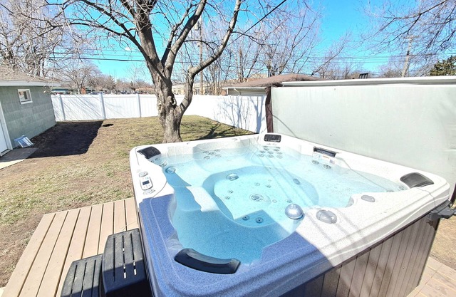 Hot Tub, 5 Minutes to Airport, Mall of America, Games, Family fun!
