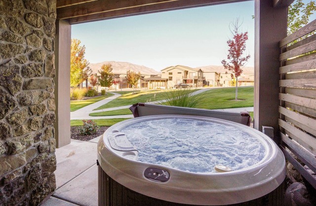 Hot Tub, Air Hockey Table, Fireplace - Huntsville, Utah near Snowbasin