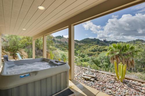 Hot Tub and Balcony Rainbow Retreat Near Wineries!